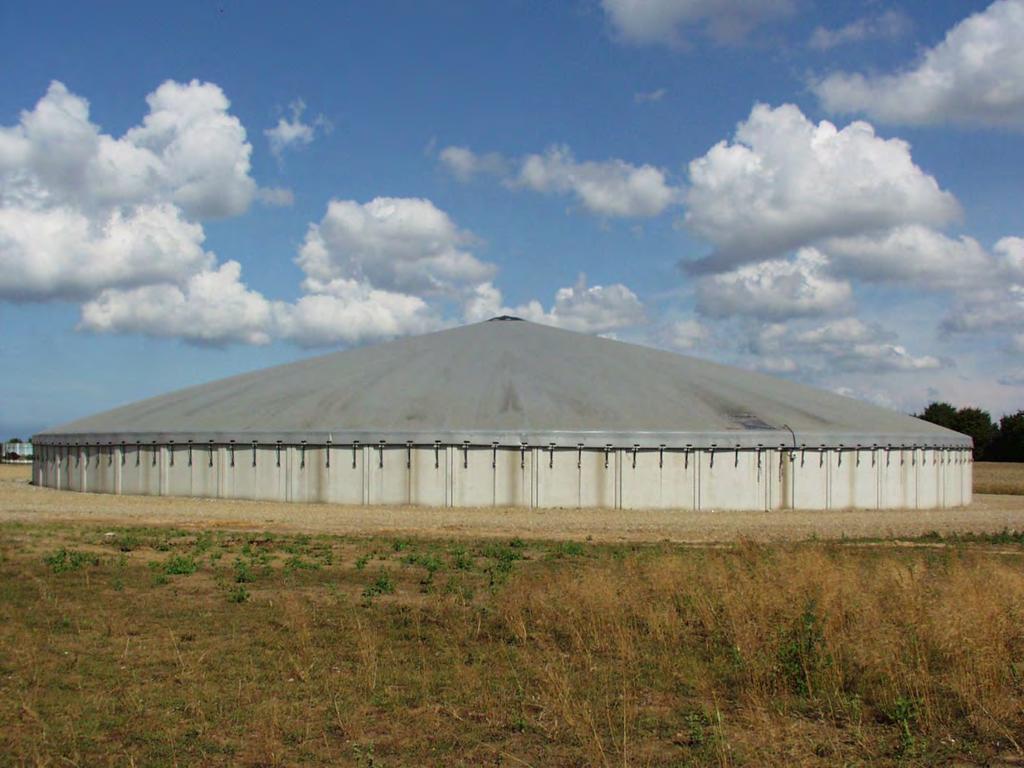 Slurry tank in concrete with plastic cover UTILIZATION OF SLURRY AND MANURE 1. Storage of slurry and manure until usage (6-9 months) 2. Avoid leaching and evaporation; cover and solid base 3.