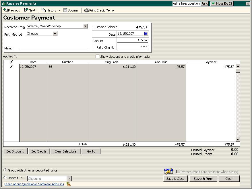 Receiving payments and making deposits 4 In the Amount field, type 475.57 and press TAB. QuickBooks changes the Total Payment to 475.57, and applies the payment to the one outstanding invoice.