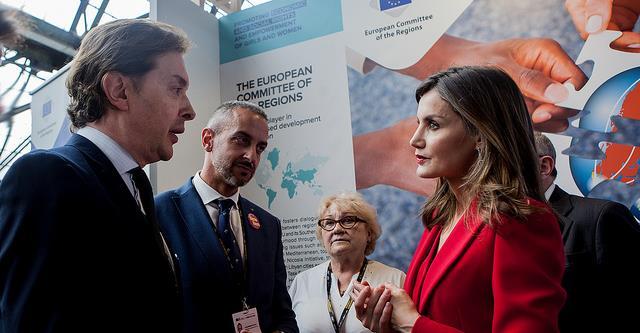 Communication Promotion at the European Development Days and the 14 th German Federal Conference on Municipal Development Policy CoR Member Jesús Gamallo Aller presenting the forum to Queen Letizia