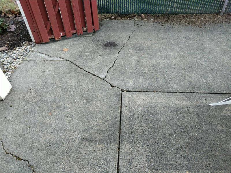 3.3.2 Walkways, Patios & Driveways PATIO CRACKING - MODERATE Significant settling & cracking observed.