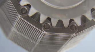 plates. With much smaller gaps between the links, smooth product transfer on and off the conveying surface is assured.