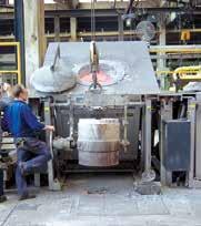 The 1300 C version can also be used to melt bronze alloys. Charging of transport ladle with tilting furnace K 360/12 K.