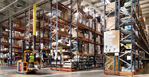 The pallet racks installed in Sectors 1, 2, 3 and 4 have an overall capacity for 35,000 pallets filled with a large variety of products in
