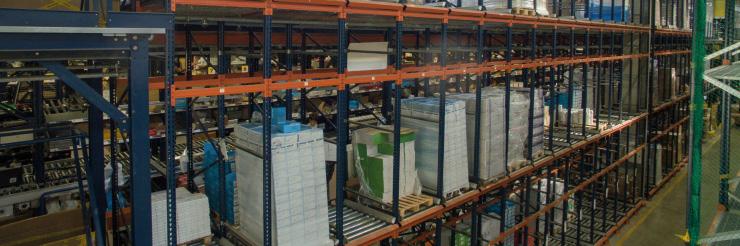 Pallets are grouped on the floor according to whether they correspond to an order, route or outsourced