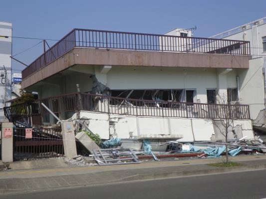 Figure 4 shows wooden houses collapsed by earthquake and subsequent tsunami. These collapsed wooden houses became floating debris during a tsunami.