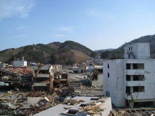 Furthermore, it might occur because this is a soft-story building. Figure 4 Damage magnifying by the debris impact in Onagawa Figure 5 shows building damage caused by fire in a residential area.