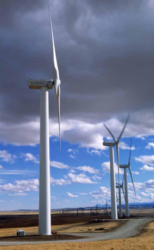 WIND ENERGY - HOW THE TECHNOLOGY WORKS A computer turns the rotor to face the wind. The blades begin to rotate when winds reach approximately 8 km/h.