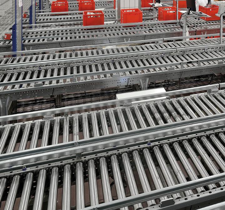 Picking Eight picking stations with two conveyors each along which circulate the plastic boxes have been provided, making it possible