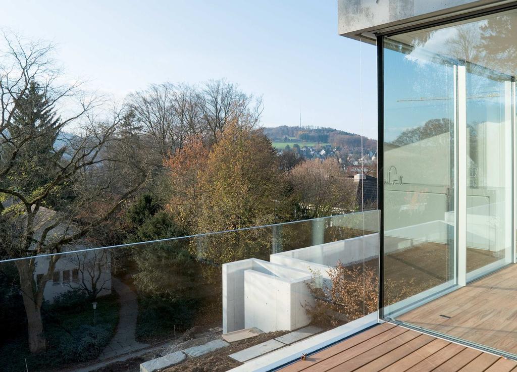 Anti-fall protection Anti-fall protection Unlike balustrade windows, floor to ceiling glass windows on the upper floors must guarantee the anti-fall protection.