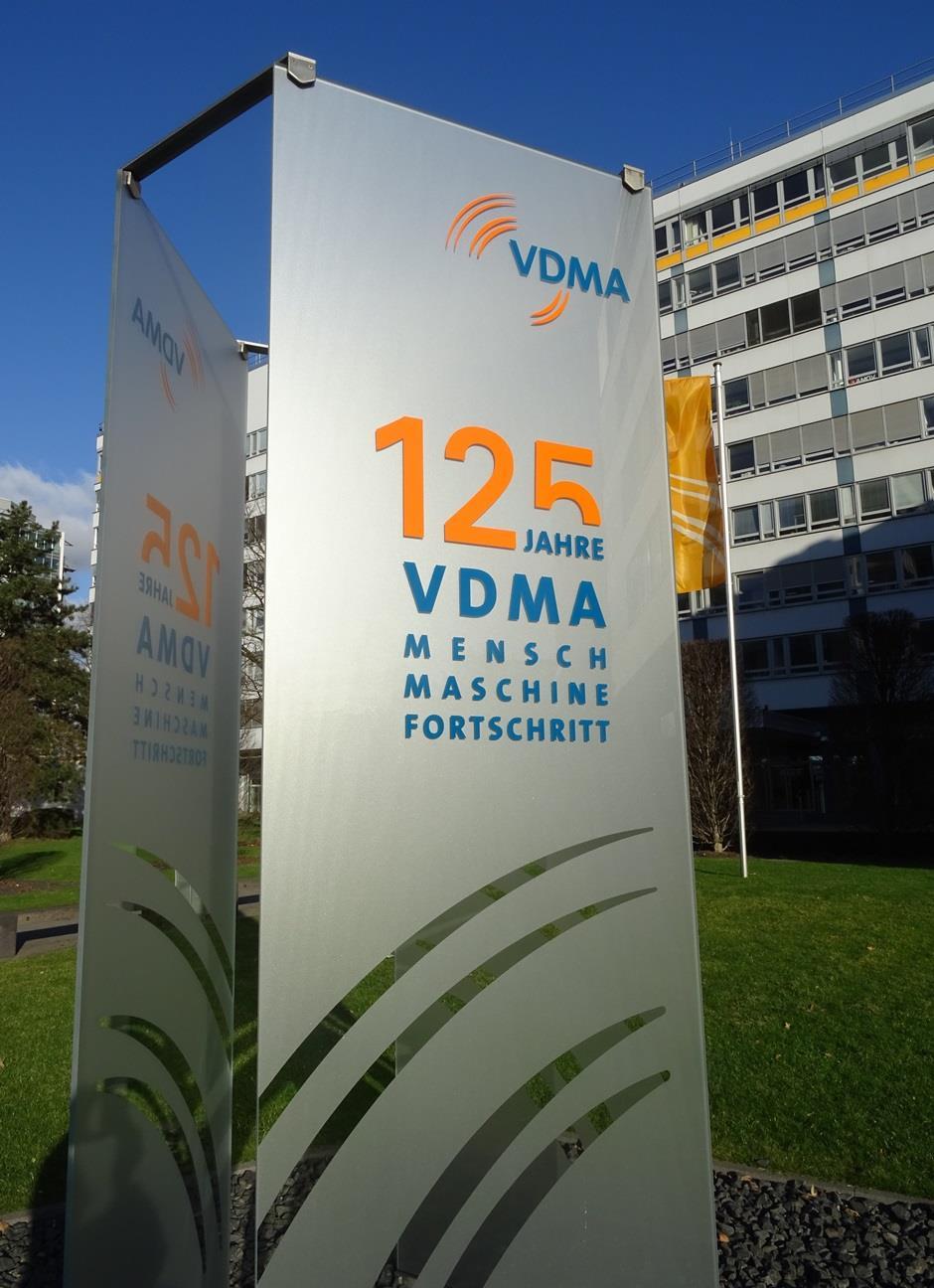 VDMA AGENDA Contents (1) The VDMA and Industrie 4.0 in the Mechanical Engineering Industry (2) Key facts on I4.