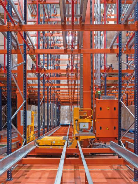 Inside the warehouse: features The 12.9 m high and 48.9 m wide warehouse consists of only two 48.