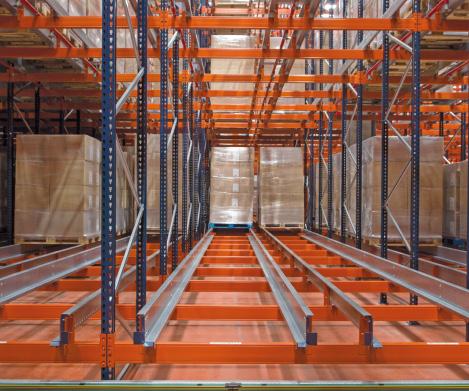 total capacity of over 5,500 pallets A twin-mast stacker crane circulates in each aisle that