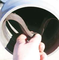 3. Replacing the seal after cleaning: Squeeze the sealing ring into a