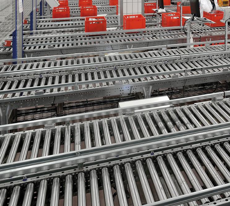 Picking Eight picking stations with two conveyors each along which circulate the plastic boxes have been provided, making it possible