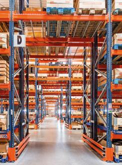On lower levels, picking is carried out directly from the pallets and reserve products are deposited on upper levels keeping merchandise available at all times.