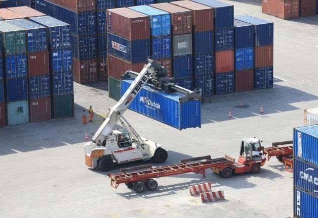Logistic material and handling equipment 90 MT 4 80 MT 5 Cranes : 120 MT 1