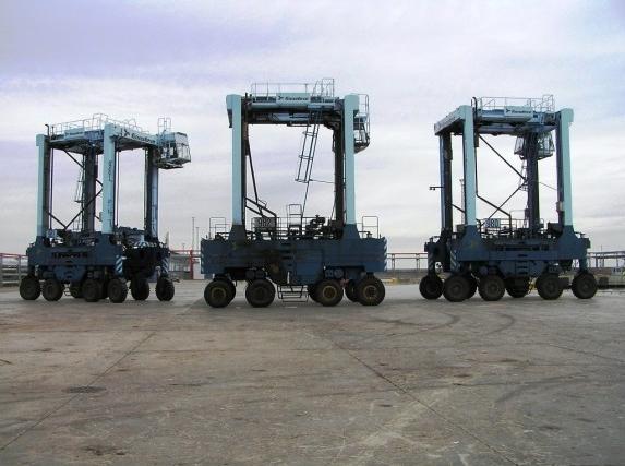 Terminal equipment & support activity * Equipment: * 3 RTG * 2 reach-stackers, lifting capacity 42 tons *
