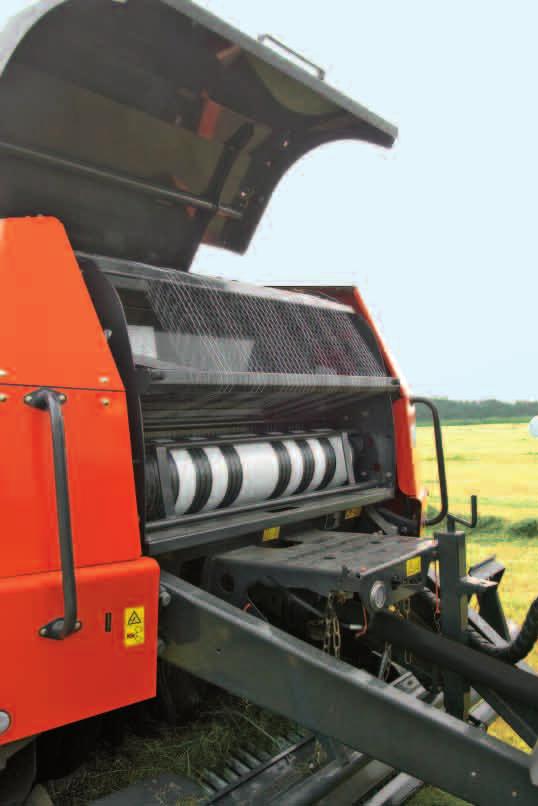 Changing the net roll can easily be done standing safely on the ground next to the machine.