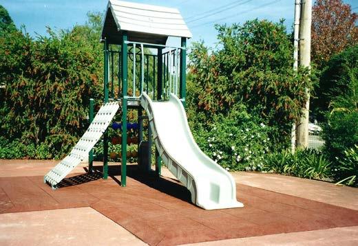 The Reducer Edging also helps in the construction of accessible playgrounds. Besides the rubberbased elements, anti-stumble edges are also available in EPDM in our full range of colours.