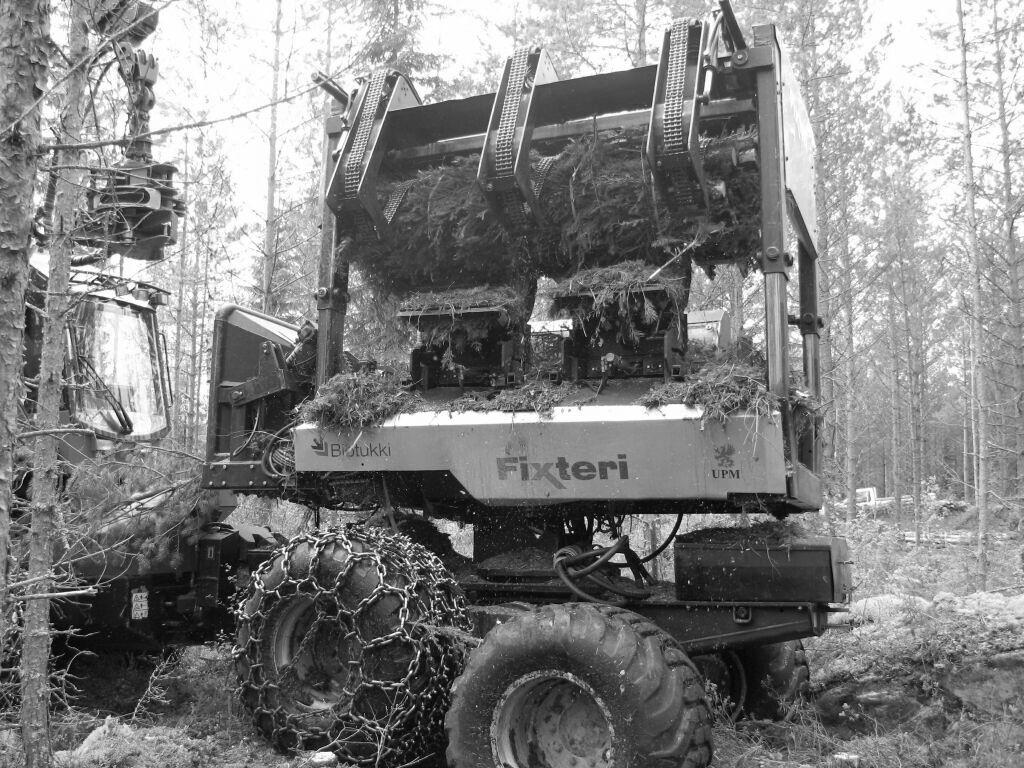 Figure 2. Fixteri whole-tree bundler at work. Photo: Kalle Kärhä/Metsäteho Oy. The first prototype of the bundler was mounted on the rear end of a Valmet 801 Combi harwarder (Fig. 2).