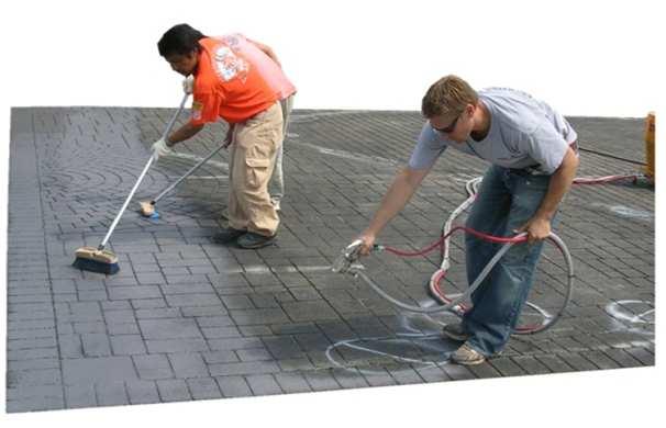 Spraying: Hold the RSG spray gun between 24 and 32 / 60 80 cm above the asphalt surface and apply the coating using a circular movement of the Rapid