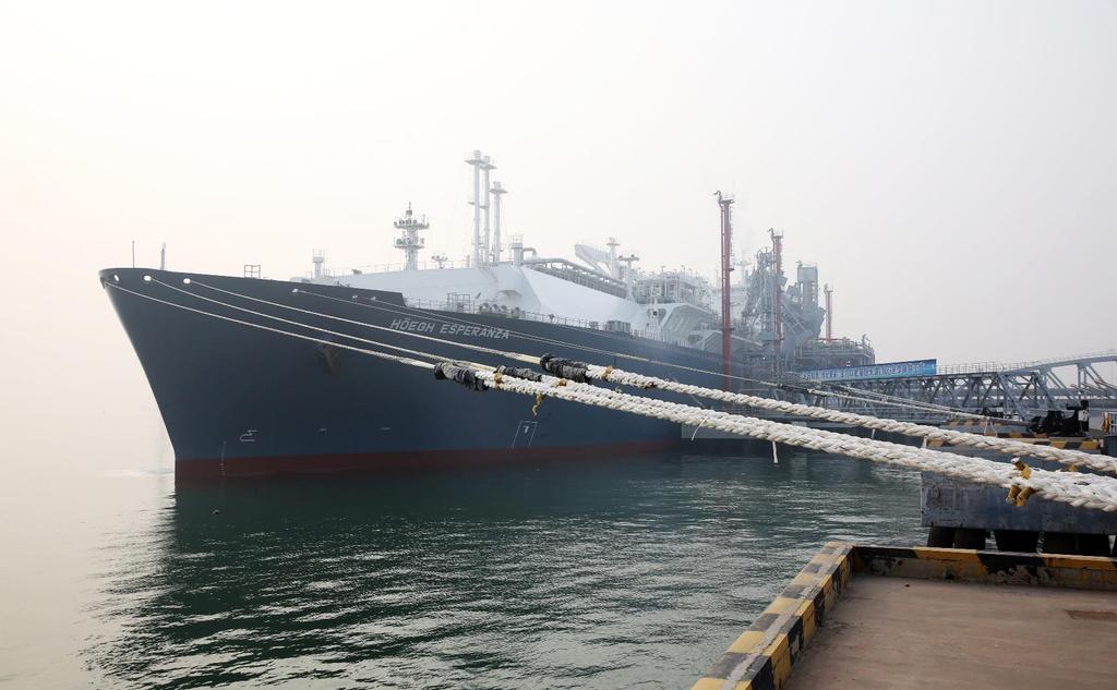 First mover advantage in the Chinese market under a 3+1 year contract with CNOOC Höegh Esperanza, Tianjin, China Höegh LNG has in place a 3+1 year FSRU/LNGC contract with CNOOC for the FSRU Höegh
