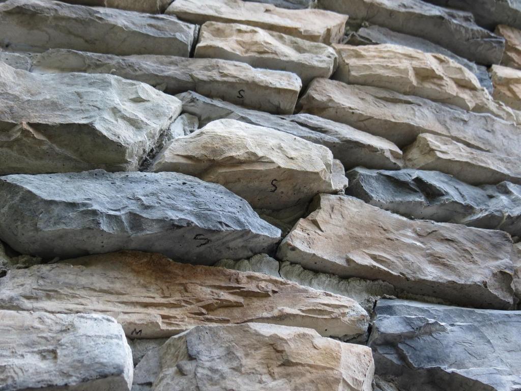 18 Identification This manufactured stone has irregular shapes and sizes