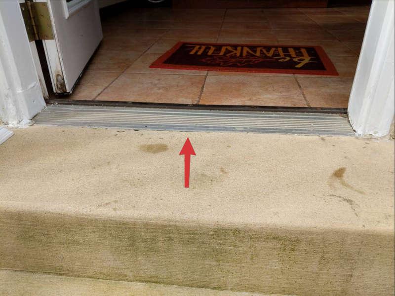 3.2.1 Steps / Porch / Deck TOP STEP EVEN WITH THRESHOLD REAR The top step is even with the door threshold.