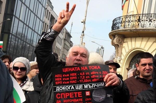 Turmoil in the Bulgarian energy sector in 2013 pressure from the Government on the Regulator to reduce end-user prices blaming greedy private DSOs 5 Chairmen resigned during one