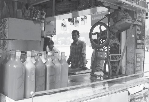 Juice sellers like this one are losing customers who, because of advertising, prefer branded drinks.