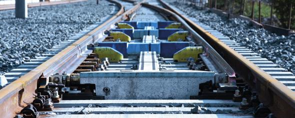 The plate systems vary according to the sleepers used (concrete or wood) or to the track foundation (ballasted or ballastless).