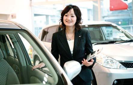 s Approach to CSR 080 DIVERSITY IN OUR SALES OUTLETS Female Employees Respond to Customer Diversity In Japan s automobile industry, the ratio of women in the workforce remains low.