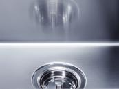 However, new and modern sink designs with many smooth surfaces mean that the fi rst traces of use become more clearly visible (see care tips on Page 8/9). Rustproof. Self-healing. 100 % recyclable.