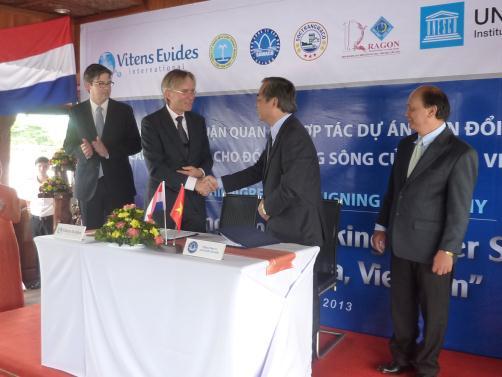 37th WEDC International Conference, Hanoi, Vietnam, 2014 SUSTAINABLE WATER AND SANITATION SERVICES FOR ALL IN A FAST CHANGING WORLD Climate change and water supply in the Mekong Delta and Ho Chi Minh