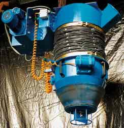 The loading head must be connected to a dust-collecting air system. The lifting device is a motorized or manual cable winch. The material feed must be dosed.