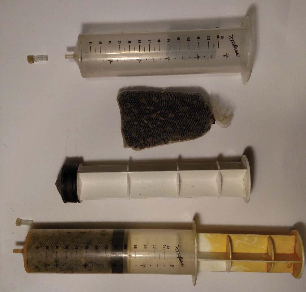 Figure 1 The standard composition of an Alkast is a 140 ml syringe, a mesh bag with material, and an airtight cap.