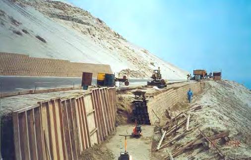 The wall was conformed from a similar sand material, available at the slope job site; such that its behavior in front of seismic situations can be more uniform than any other type of traditional