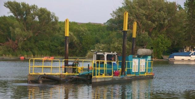Dredge JND Thomas deployed an 8 DSC Moray swinging ladder dredge with GPS positioning capability Operate at minimum water depth of 30 Ability to work in tight areas by utilizing travel and