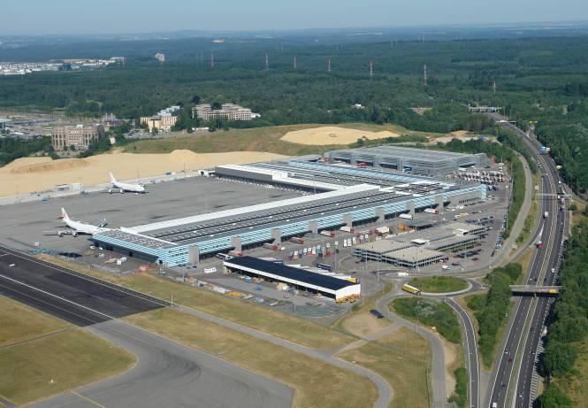 Infrastructure and integrated services make LuxairCARGO the leading independent cargo handling agent in Europe The Infrastructure in place Total site: 293 mio sqm AC parking / ramp handling by Luxair