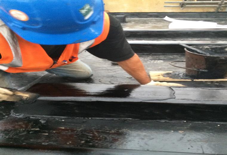 Falls and Drainage DESIGN OF FALLS It is generally accepted as good practice for flat roofs to be designed to clear surface water and it would be unusual for a Polymer Modified Mastic Asphalt roof to