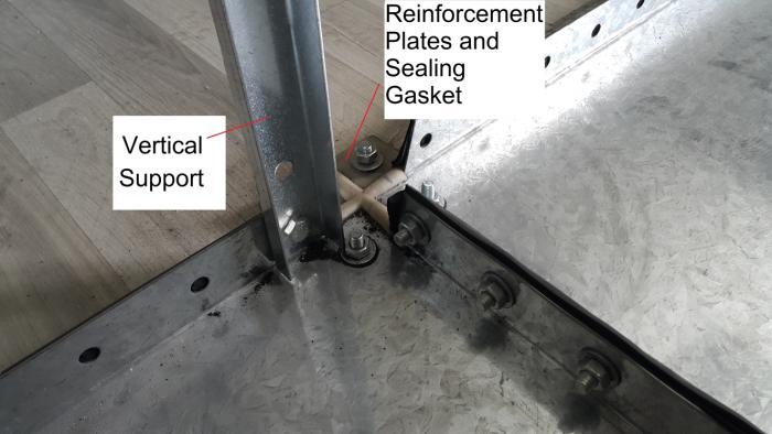Figure 14. Vertical support assembly Figure 15. Assembly of roof and vertical support IMPORTANT NOT: During the tightening please consider the following: 1.