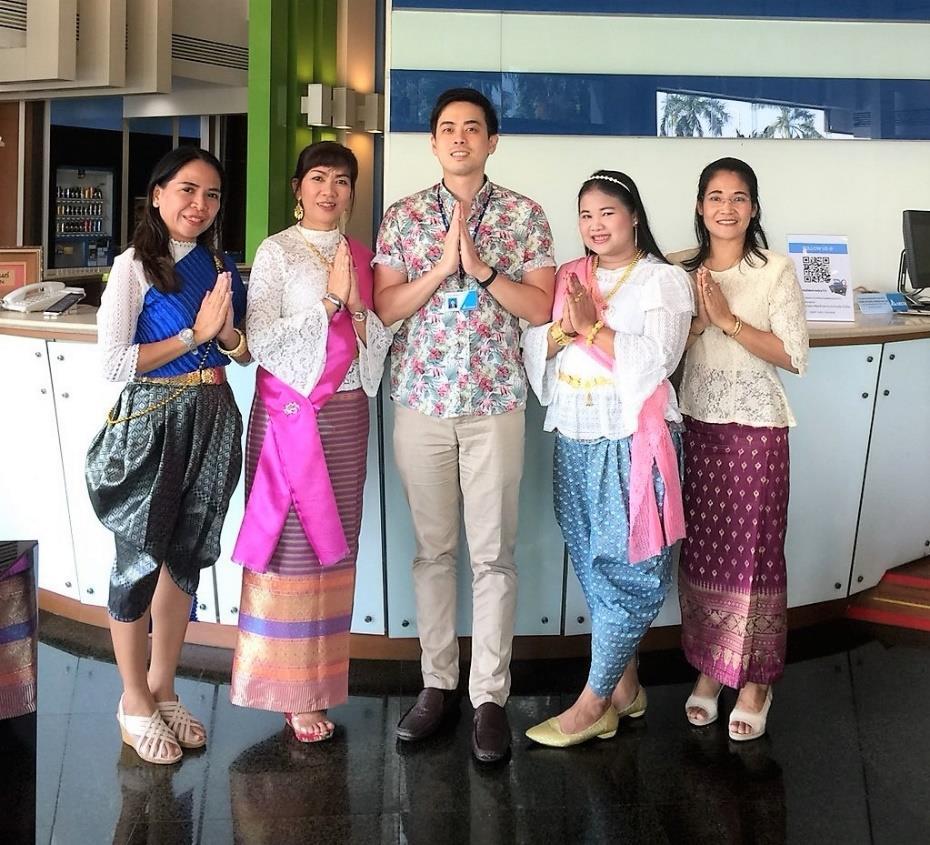 Working with Thais Learning Thai culture is the most important way expats can work best with their Thai colleagues. Bangkok, Thailand (Photo Source: Yushi Nakayama) Mr.
