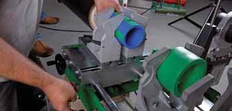 Push the end between the clamping jaws and center it by turning