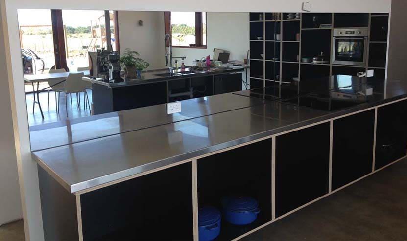 Stainless Steel Splashbacks - Advantages Economical & Looks Beautiful One of the advantages of the stainless steel splashback is that it looks beautiful, and its design looks pretty polished, which