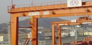 CARGO HANDLING Seoho steers by satellite Seoho Electric of Korea is offering a GPSbased auto steering system for RTGs.