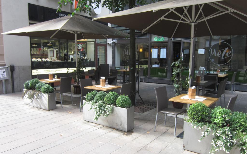 OUTDOOR SERVING AREAS I.E. TERRACES INSTRUC- TIONS These instructions concern the outdoor serving areas, i.e. terraces, constructed in connection to restaurants and cafés, and define when a permit must be applied for at the Building Control Services.