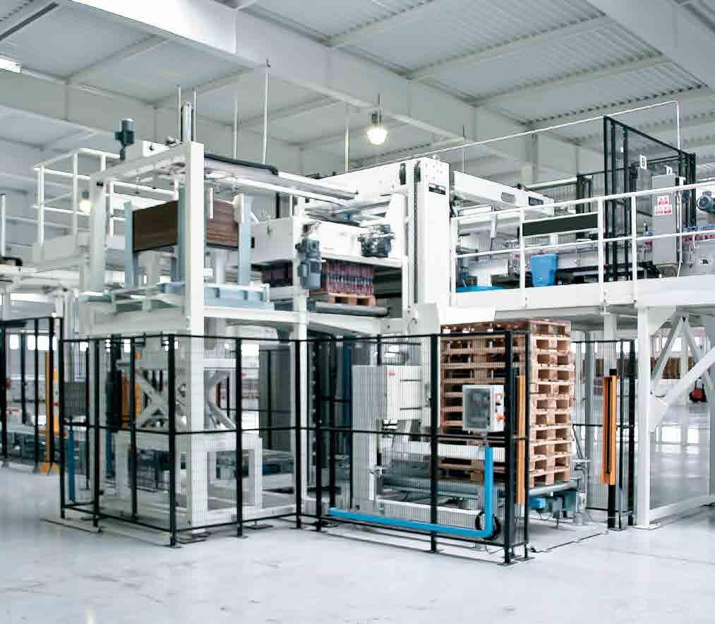 4 GEA PACKAGING SOLUTIONS Medium Speed Palletisers Opera Low level infeed of the packs, with single, double, triple lane; also available with pack divider or manipulator, to speed-up the production