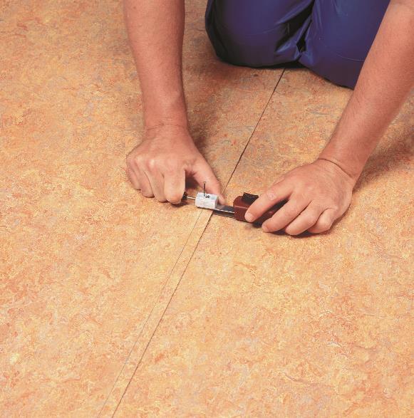 Fig.7 Fig.6 Tip: If the guide on your recess scribers is too thick it could remove adhesive from the subfloor when scribing the seam.