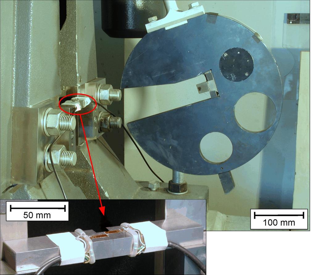 The experiments for the determination of dynamic crack resistance curves on SE(B)15 specimens were performed with a 75 kj Charpy impact testing machine using an instrumented 15 J hammer and by