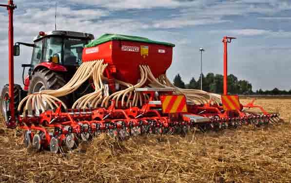 PNEUMATIC DRILLS FOR TILLED SOILS PINA - PINTA EVEN DISTRIBUTION, FIRST OF ALL! PINTA is a versatile pneumatic seed drill perfect for traditional farming and contractors.